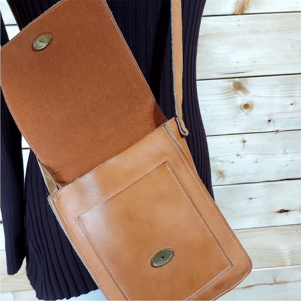 Vintage Tan Leather Crossbody Bag with Flap Closure - Picture 5 of 13